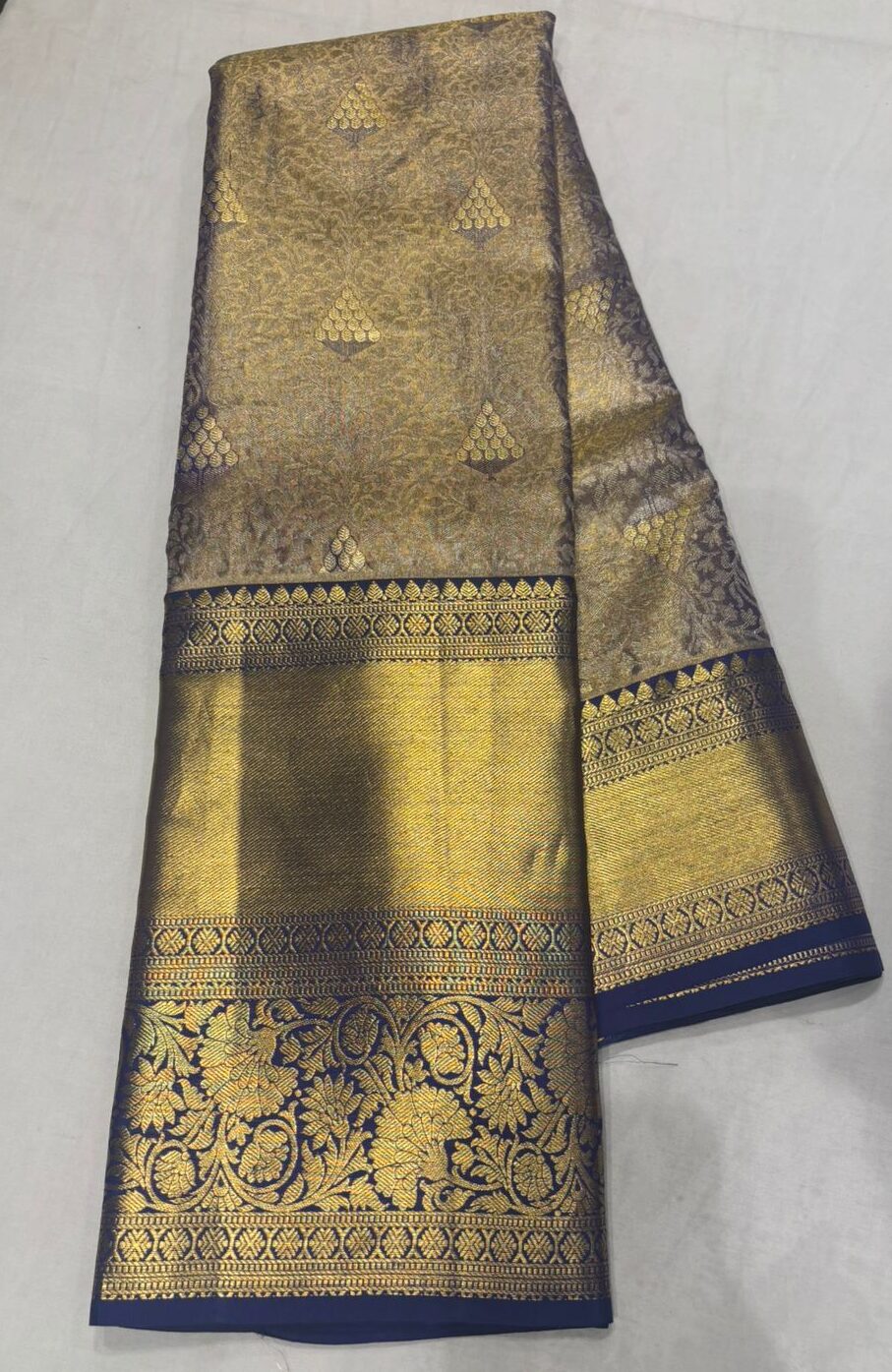 Majestic Golden Kanchipuram Silk Saree with Royal Violet Zari Border - Image 3