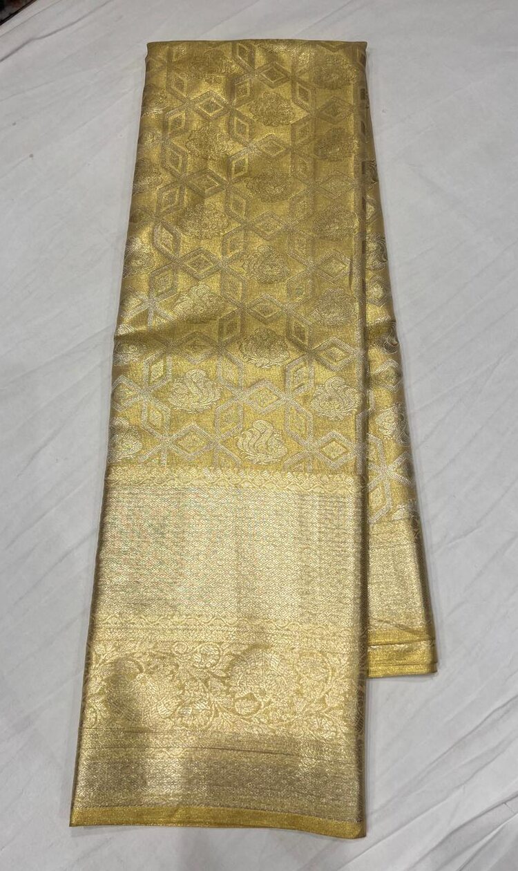 Majestic Golden Kanchipuram Silk Saree with Intricate Zari Weaving and Elegant Floral Motifs