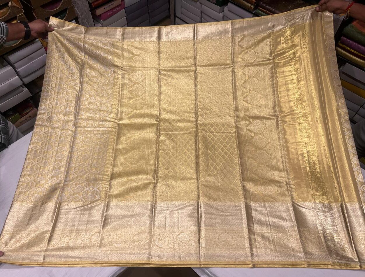 Majestic Golden Kanchipuram Silk Saree with Intricate Zari Weaving and Elegant Floral Motifs - Image 4