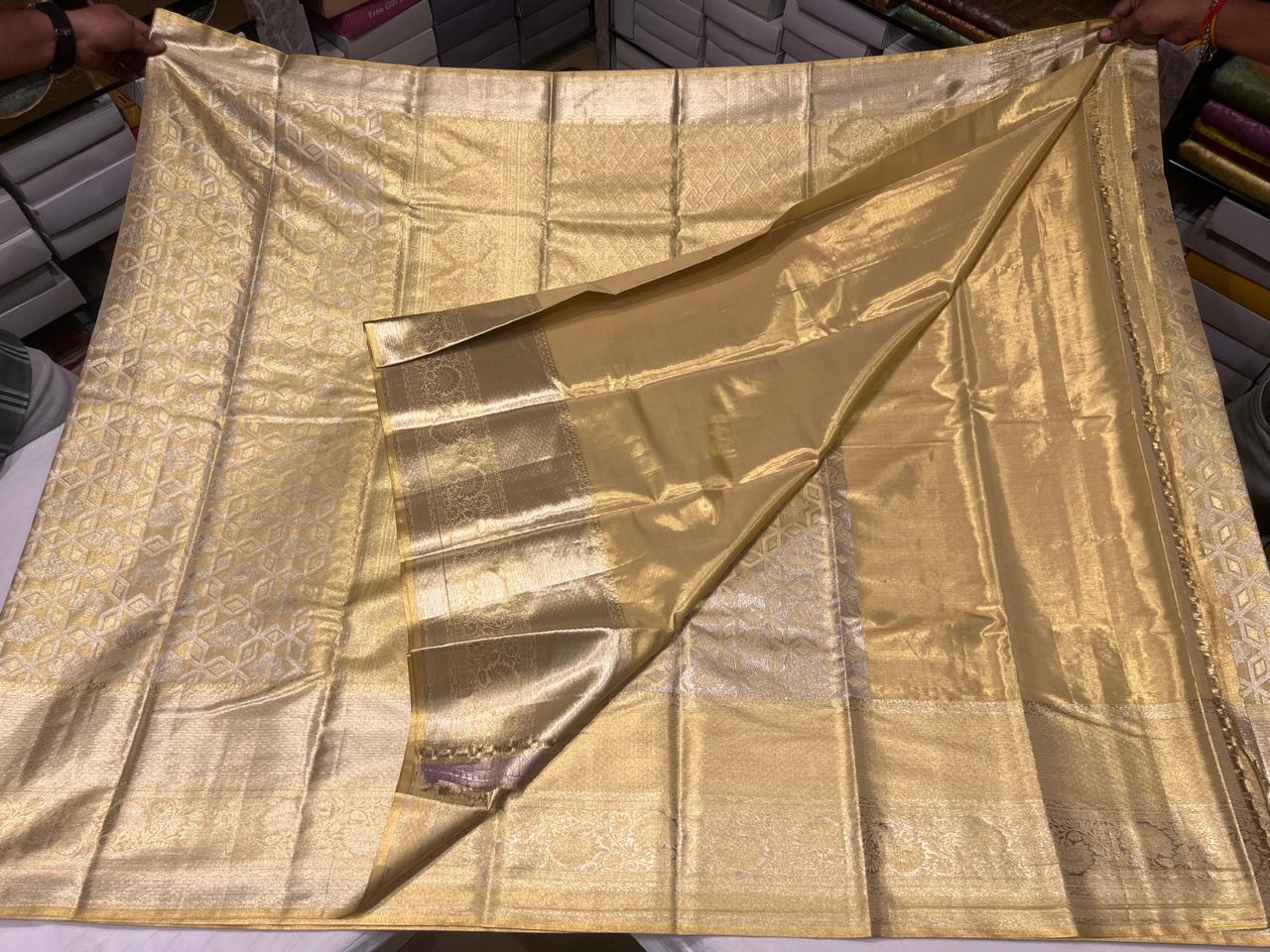 Majestic Golden Kanchipuram Silk Saree with Intricate Zari Weaving and Elegant Floral Motifs - Image 5